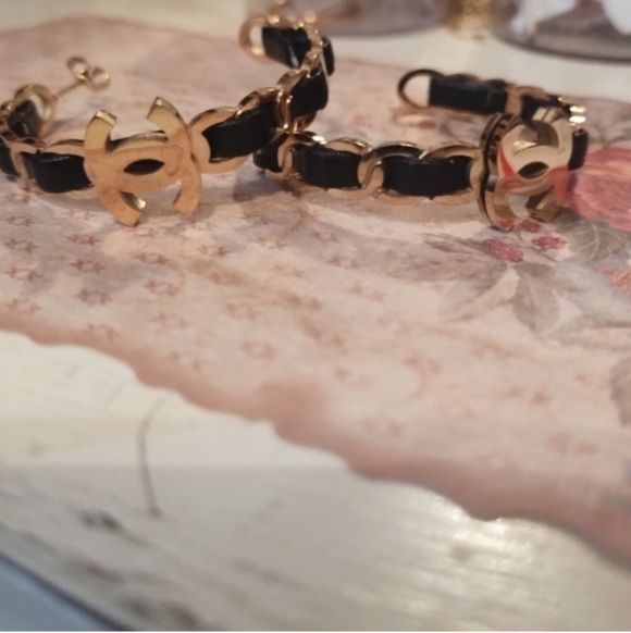 Elegant Gold and Black Women's Bracelet - Picture 2 of 2